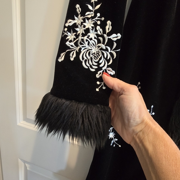 White House Black Market XS fur coat - Picture 4 of 9